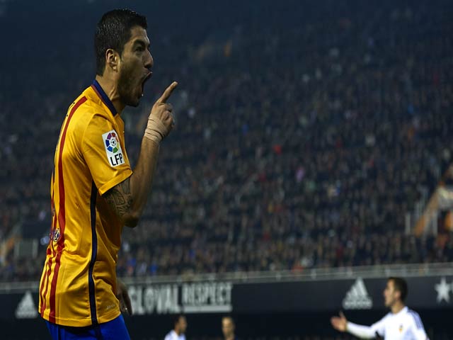 Bóng đá - Valencia đen đủi: Barca ghi bàn tranh cãi