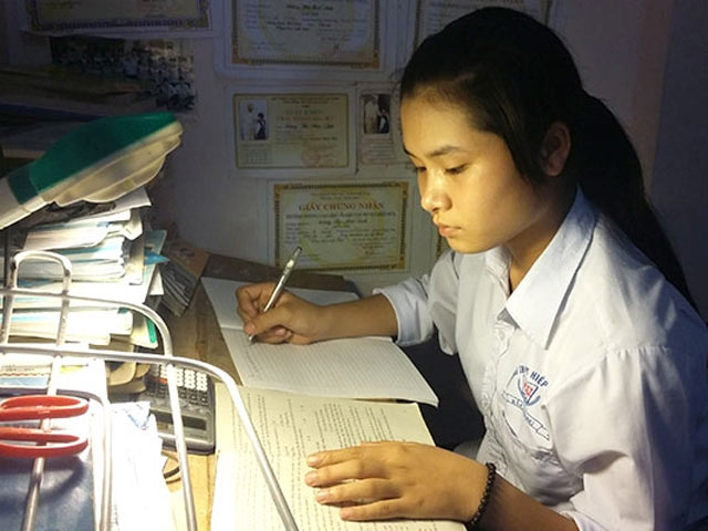 Giáo dục - du học - Nữ sinh mồ côi nuôi ước mơ làm công an