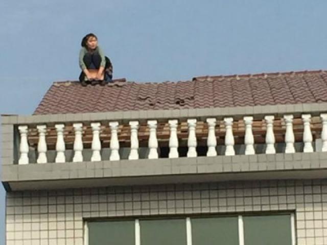 Tình yêu - Giới tính - Cãi nhau với chồng, vợ leo lên mái nhà dỡ ngói ném xuống