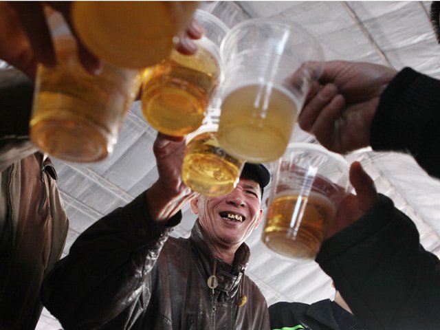 Tin tức Việt Nam - Người HN đổ xô đi uống bia miễn phí giữa ngày giá rét