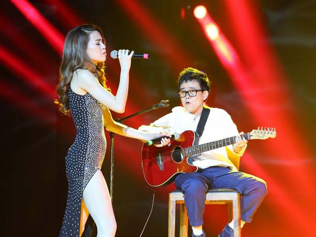 Giải trí - Hồ Ngọc Hà cầm micro cho Phương Uyên đệm đàn trên sân khấu