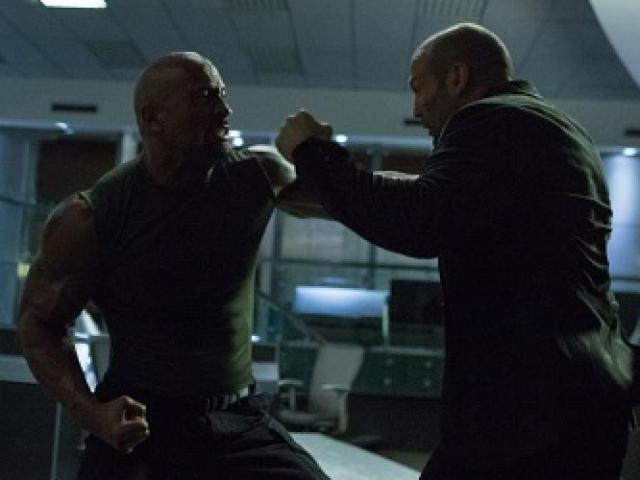 Giải trí - Video phim: The Rock đánh bại sao "Người vận chuyển"