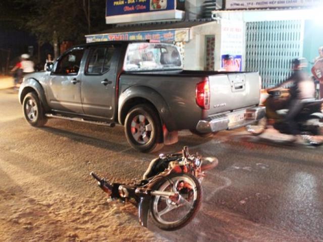 Tin tức trong ngày - Hàng chục người nâng ô tô giải cứu 2 thanh niên