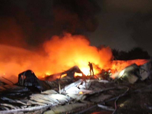 Tin tức trong ngày - Hàng trăm người gồng mình dập lửa ở công ty mũ bảo hiểm