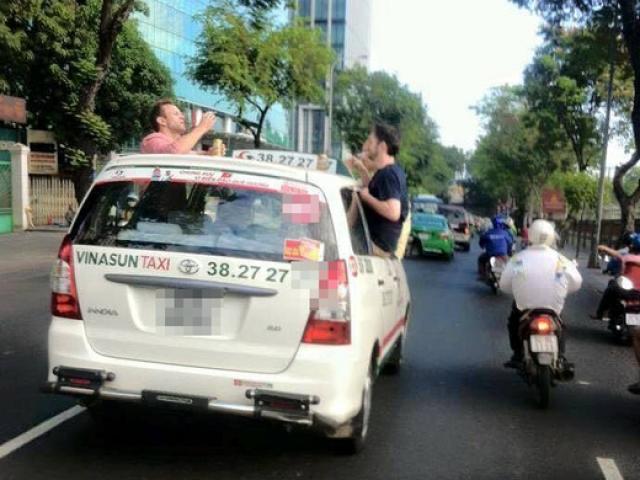 Tin tức trong ngày - 3 ông Tây nhậu trên… nóc taxi gây náo động Sài Gòn