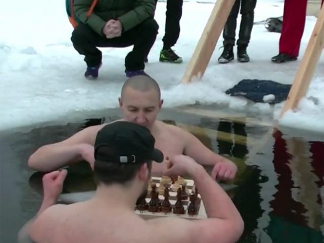 Thế giới - Thử thách nước đá kiểu Nga: Dầm trong hồ băng chơi cờ