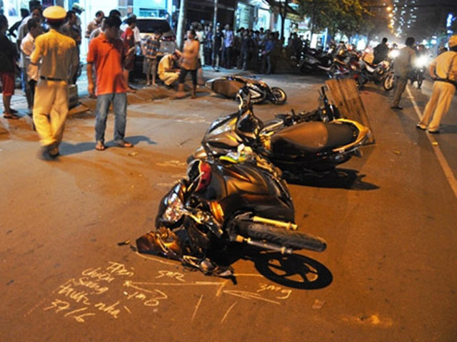 Tin tức trong ngày - TP.HCM: Ô tô “đại náo” đường phố, 4 người thương vong