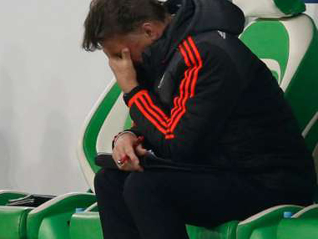 Bóng đá - MU bị loại, Van Gaal muốn "mổ xẻ" lại băng hình