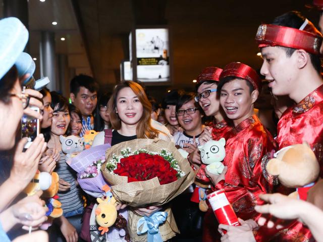 Giải trí - Fan Mỹ Tâm gây "náo loạn" sân bay lúc nửa đêm