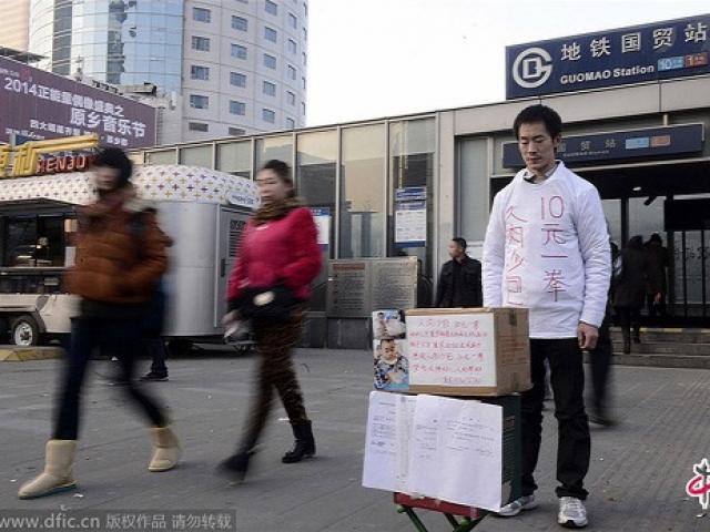 Bạn trẻ - Cuộc sống - Cảm động ông bố lấy thân làm "bao cát" để cứu con