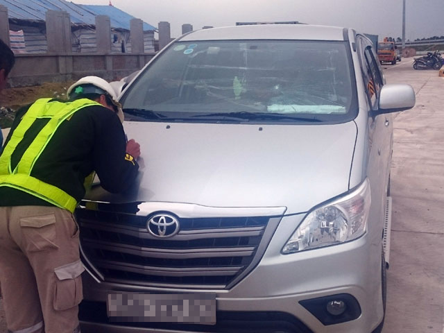 Tin tức trong ngày - Ô tô bị ném đá khi chạy 120 km/h trên cao tốc HN–HP