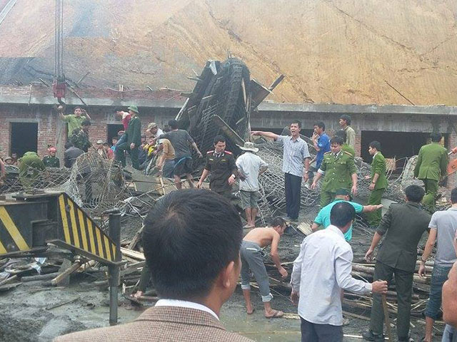 Tin tức trong ngày - Sập cây xăng đang thi công, nhiều người bị vùi lấp