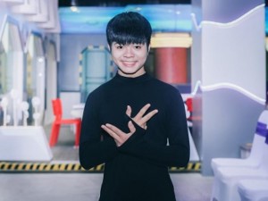 Sao ngoại-sao nội - Quang Anh The Voice Kids gây bất ngờ với vẻ cao to