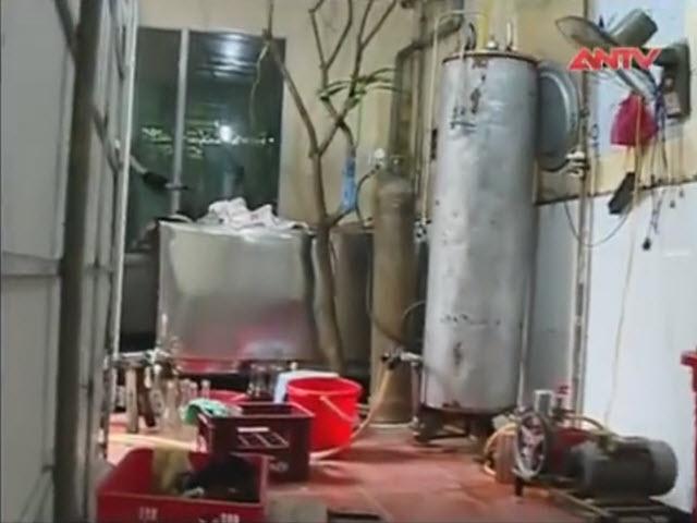Thị trường - Tiêu dùng - Cận cảnh kỹ nghệ pha chế rượu bằng cồn, phẩm màu ở HN