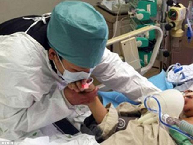 Bạn trẻ - Cuộc sống - Xúc động nụ hôn cuối của mẹ dành cho con bị chết não