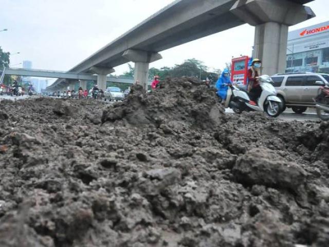 HN: Bùn đất thải kéo dài hàng km trên đường Nguyễn Trãi