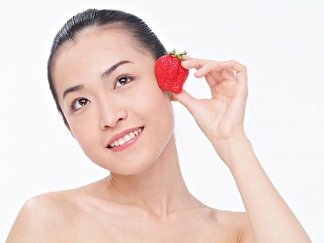 Làm đẹp - 6 mẹo đối phó với những vấn đề về da từ dâu tây