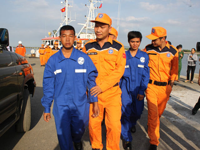 Tin tức trong ngày - Hai thuyền viên sống sót sau ba giờ bơi trên biển