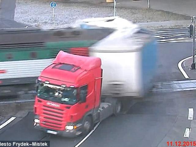 Thế giới - Video: Rợn người tàu hỏa đâm bay thùng xe tải qua đường