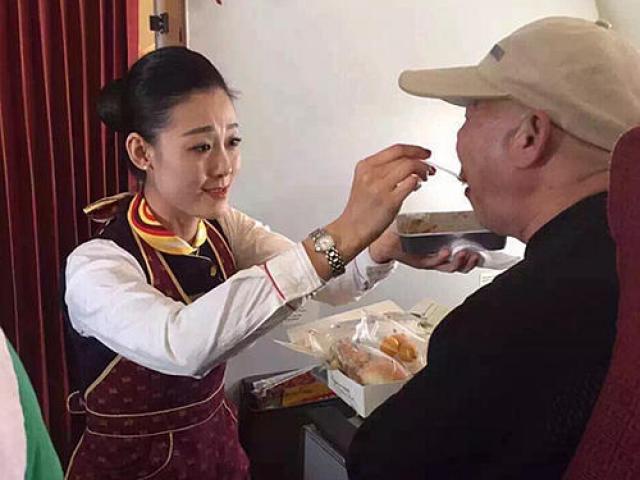 Giới trẻ - Cảm động tiếp viên xinh đẹp quỳ xuống bón cơm cho cụ già