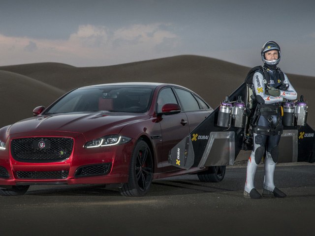 Ô tô - Xe máy - Video: Nghẹt thở Jaguar XJR 2016 đọ sức máy bay phản lực “nhân tạo”