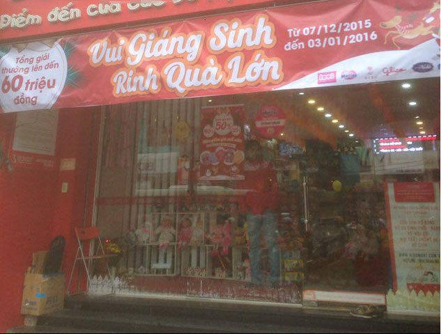 Thị trường - Tiêu dùng - Quà tặng, đồ trang trí đua nhau giảm giá "sốc" trước Noel