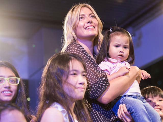 Thể thao - Người đẹp Sharapova “ghi điểm” với người hâm mộ