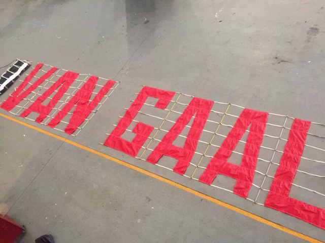 Bóng đá - Fan MU thuê máy bay "khủng bố" Van Gaal