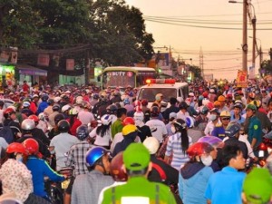 Tin tức Việt Nam - Phút hoảng loạn chạy khỏi ngân hàng khi bị kẻ lạ xông vào đập phá, dọa giết