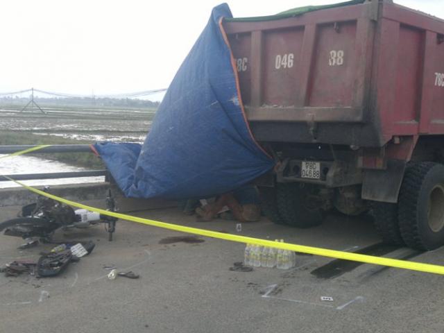 Tin tức trong ngày - Đi mua đồ đám tang, hai nữ sinh bị xe tải đâm chết