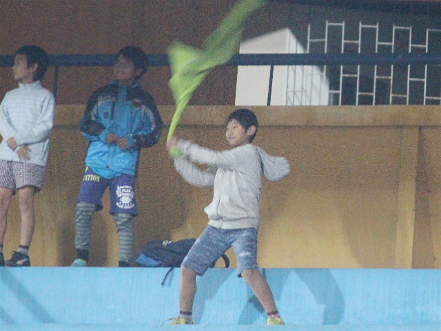 Bóng đá - U23 VN chơi lăn xả, fan nhí "thắp lửa" trên khán đài