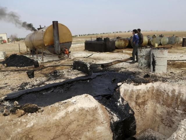 Thế giới - Ảnh: Đột nhập nơi khủng bố IS lọc dầu kiếm "tiền tấn"