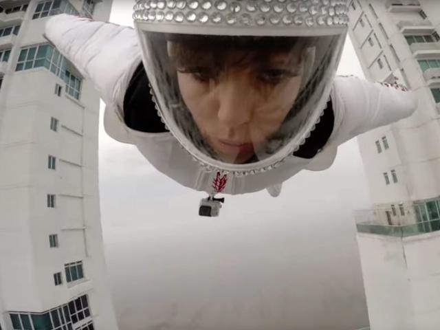 Thế giới - Nữ "người chim" Italia bay qua khe giữa 2 nhà chọc trời