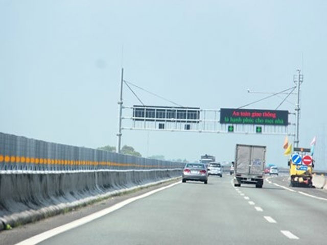 Tin tức Việt Nam - Tài xế gác chân lên cửa khi chạy trên cao tốc