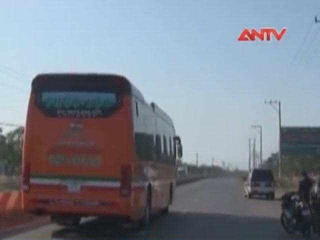 Video An ninh - Mất lái, 2 thanh niên bị cuốn vào gầm xe khách tử vong