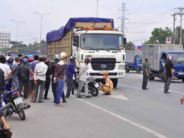Tin tức trong ngày - Bị xe tải cuốn vào gầm, 2 chị em ruột tử vong