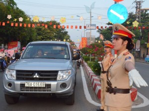 Tin tức Việt Nam - Những &quot;bông hồng&quot; vừa đẹp vừa &quot;gai&quot; trên đường phố