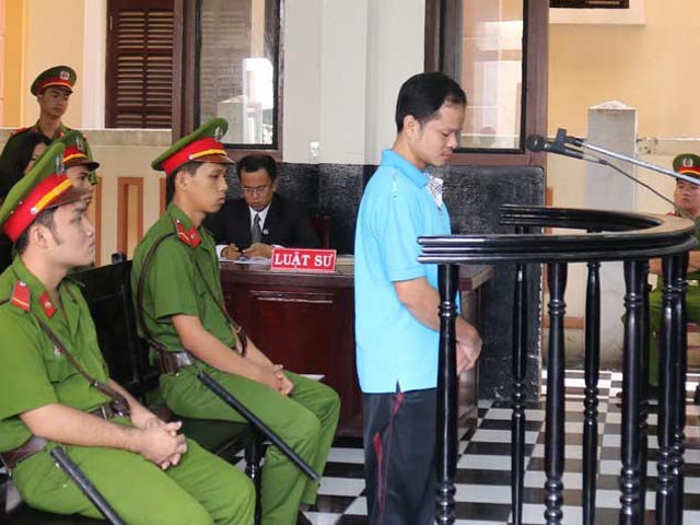 Tin tức trong ngày - Gặp chai nước "có ruồi", phải xử lý thế nào?