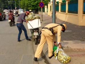 Tin tức trong ngày - Hình ảnh đẹp: CSGT Hà Nội nhặt cam giúp dân