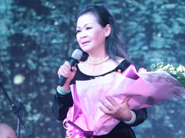 Danh ca Khánh Ly nghẹn ngào hát tại quê chồng