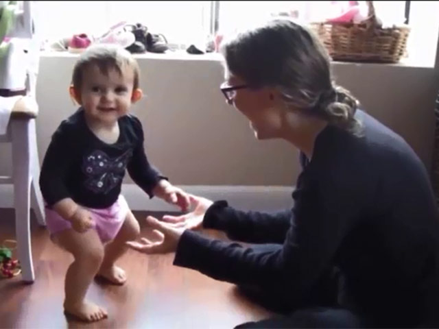 Bạn trẻ - Cuộc sống - Clip: Phì cười với những phản ứng đáng yêu của bé