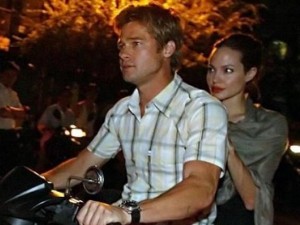 Đời sống Showbiz - Angelina Jolie và Brad Pitt đi xe máy dạo phố Hà Nội