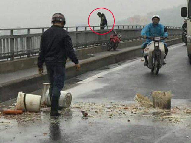 Tin tức trong ngày - Bỏ lại xe máy, nam thanh niên nhảy cầu Bãi Cháy tự tử