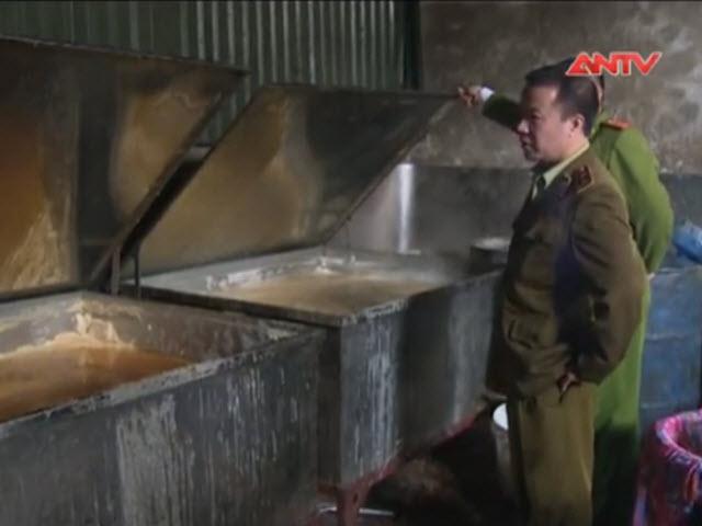 Thị trường - Tiêu dùng - Liên tiếp phát hiện 2 xưởng nấu mỡ bẩn cực lớn ở HN