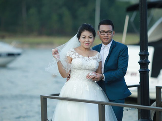 Mặt sau cánh gà - Anh Thơ mặc váy cưới ở độ tuổi 40