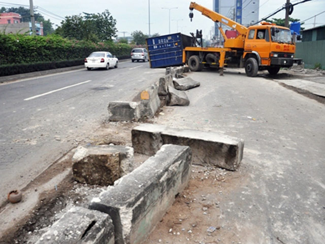 Tin tức trong ngày - Tháo chạy thục mạng vì container "làm xiếc" trên đường