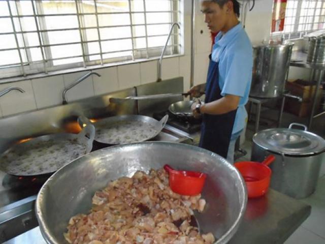 Giáo dục - du học - Trích tiền ăn của học sinh để thuê cấp dưỡng