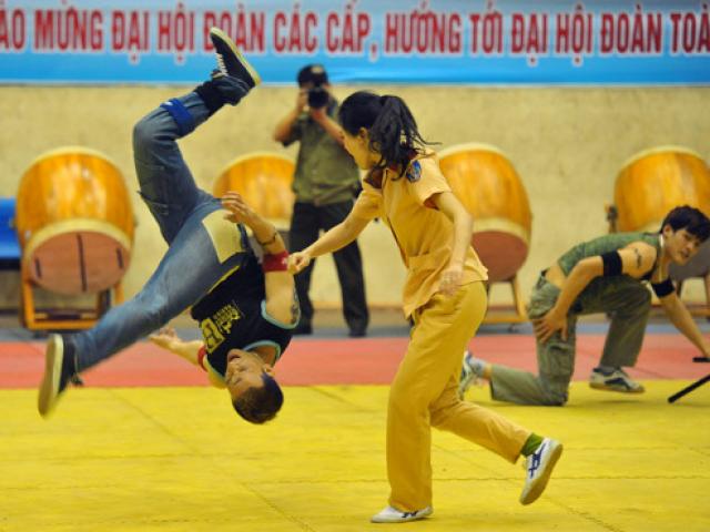 Thể thao - Nữ cảnh sát xinh đẹp hạ gục 4 kẻ hung hãn