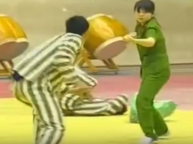 Thể thao - Người đẹp cảnh sát 1 mình hạ 3 "kẻ nổi loạn"