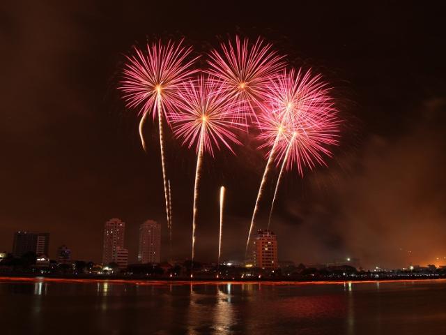 Tin tức Việt Nam - Đà Nẵng lần đầu tiên bắn pháo hoa đón năm mới bên bờ biển